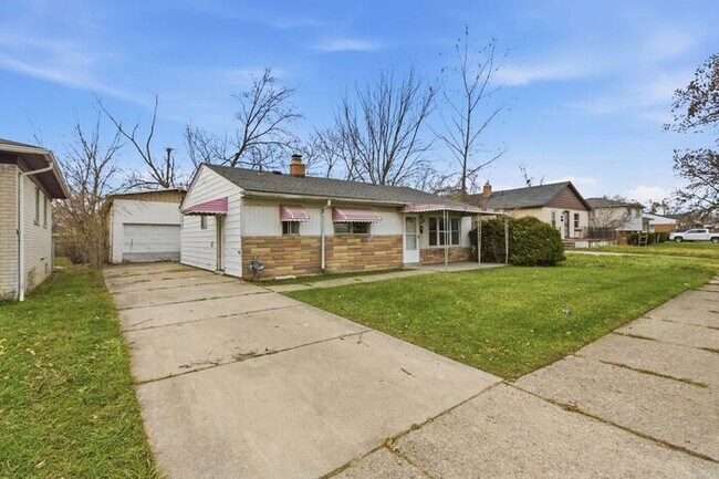 Building Photo - Huge ranch style home with Detached Section 8 Accepted