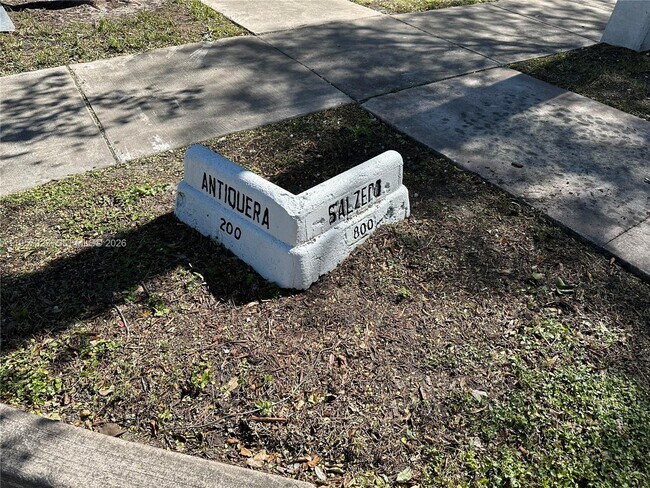 Foto del edificio - 234 Antiquera Ave