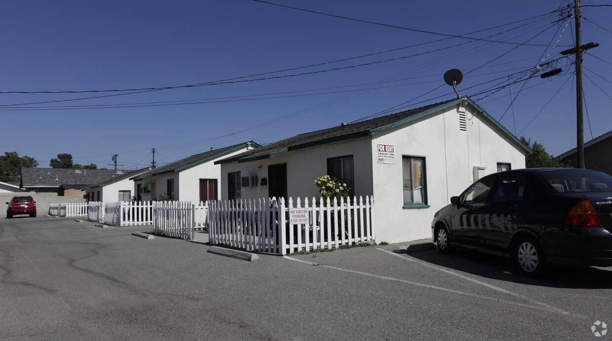 Foto del edificio - 8949-8959 Sewell Ave