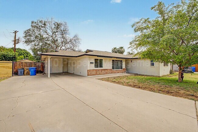 Building Photo - 1611 W Gardenia Dr