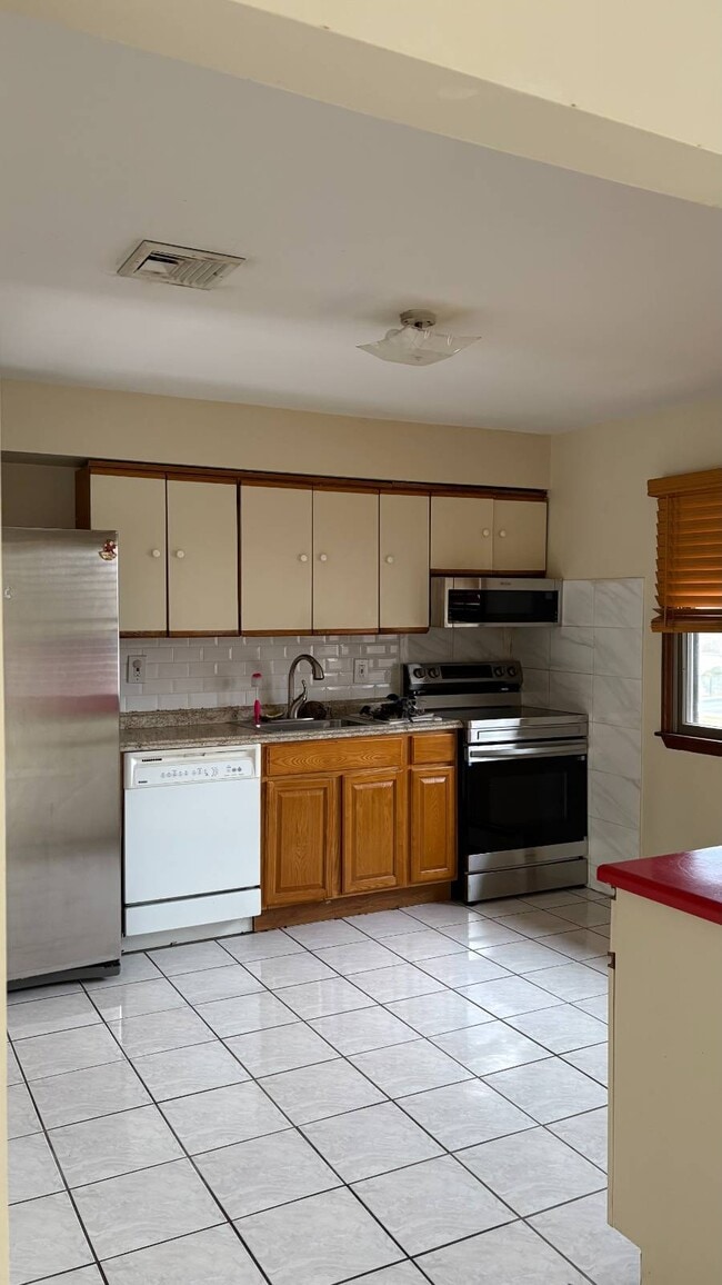 Building Photo - 182 Jerusalem Ave