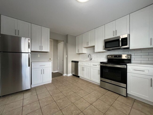 Building Photo - Charming 1-Bed, 1-Bath Apartment in the He...