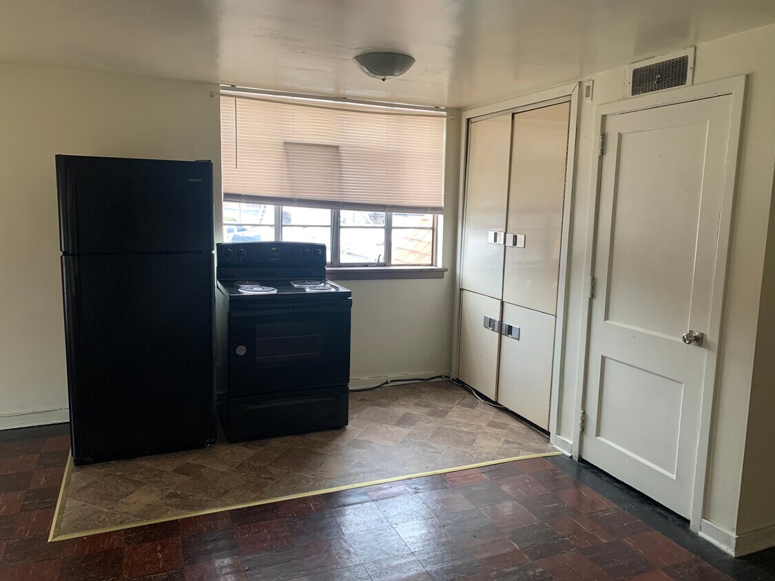 Primary Photo - 211 E Otterman St