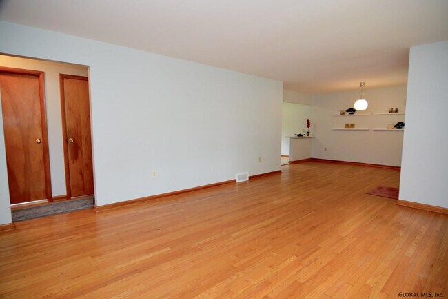 Foto del edificio - 2 Roberts Ln
