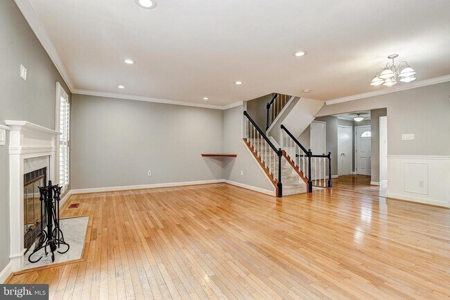 Building Photo - 41 Battersea Bridge Ct