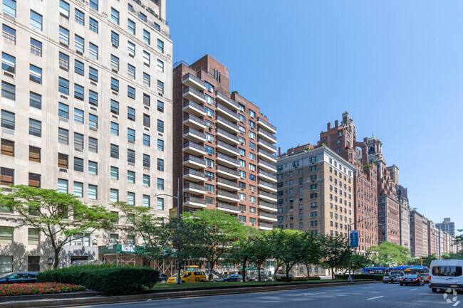 Building Photo - 750 Park Ave
