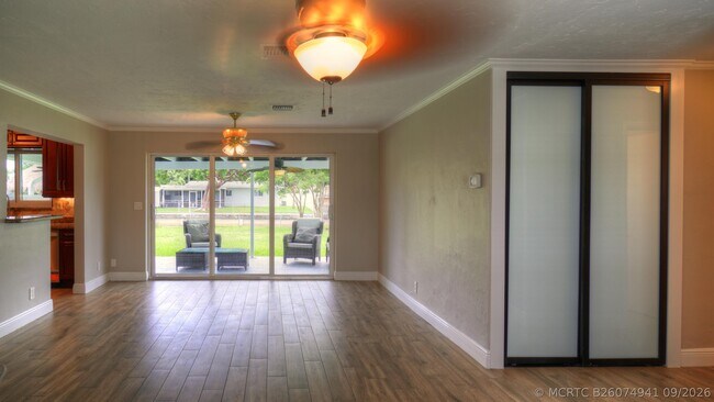Building Photo - 1128 W River Dr