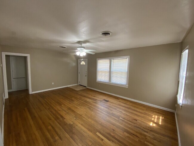Building Photo - Adorable 2/1 in Tech Terrace!