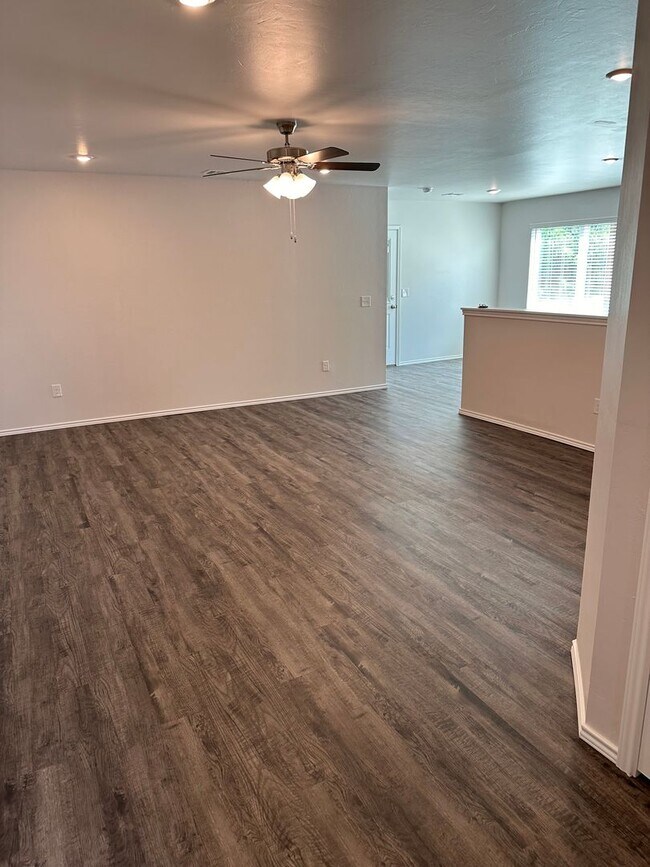 Foto del edificio - *MARCH MADNESS SAVINGS!* NEWER Three Bedro...