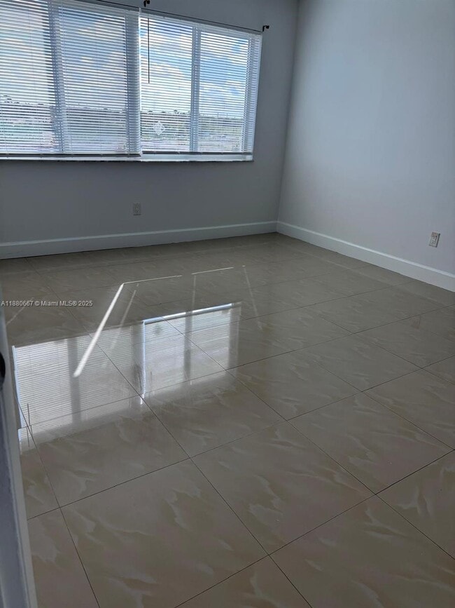 Foto del edificio - 14830 Naranja Lakes Blvd