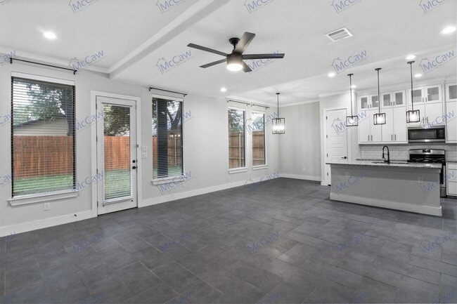 Building Photo - Lovely 4/3.5 in Dallas!!