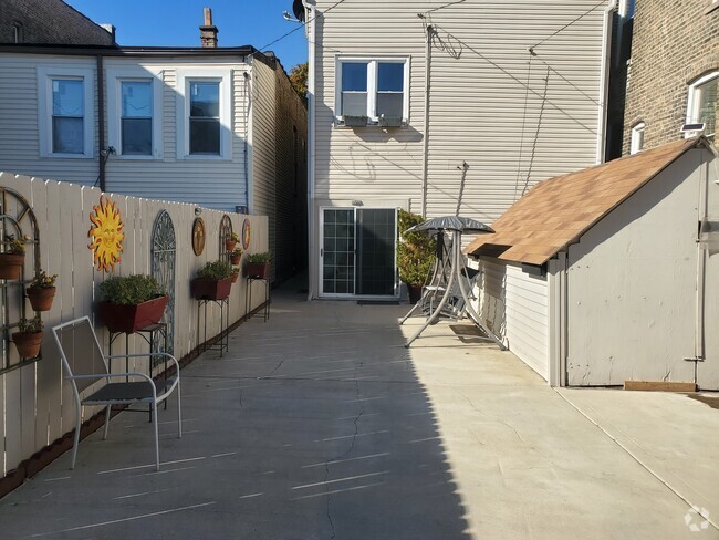 Building Photo - 1453 N Springfield Ave