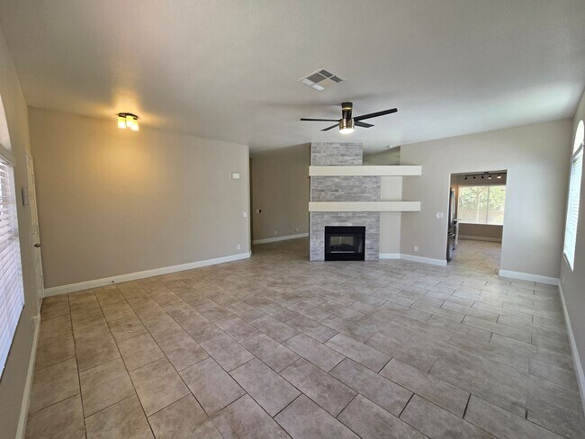 Foto del edificio - A Fabulous 4 Bedroom Single Story Home at the Lakes