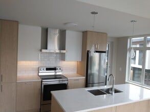 Building Photo - 505 Quadra St