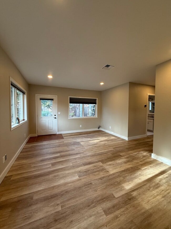 Foto del edificio - One bedroom/One Bath Apartment with outdoor space on quiet flag lot!  Available Now