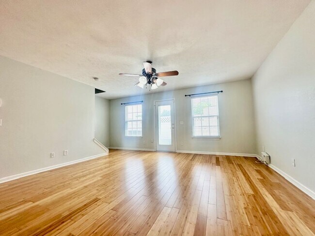 Building Photo - Welcome Home! Rare 3 Bedroom 2.5 Bath Town...
