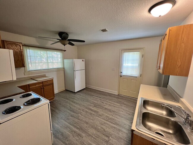 Foto del edificio - Centrally located, pet friendly, 3 Bedroom...