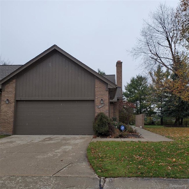 Building Photo - 16235 Pine Ridge Dr N