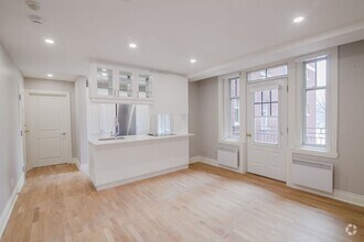 Building Photo - 4557 Rue Sherbrooke O