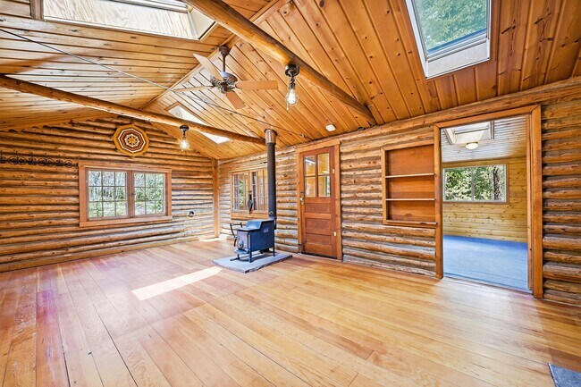 Building Photo - 2299 S Beaver Creek Rd