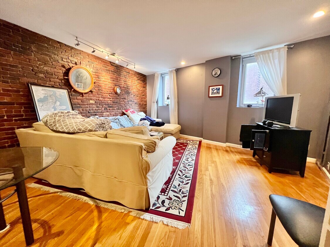 Primary Photo - 19 Wiget St