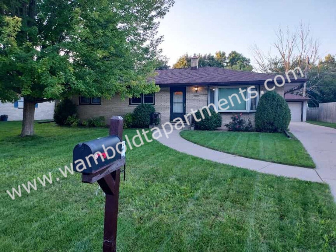 Foto principal - 3 Bedroom 1 1/2 bath brick ranch with 2 ca...