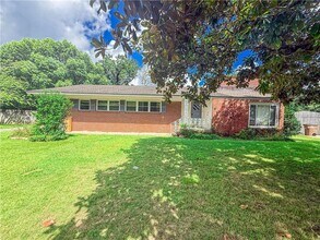 Building Photo - 2772 N Grafhill Dr