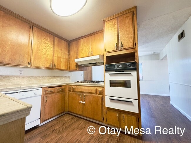 Foto del edificio - Charming 3-Bedroom Home with Expansive Outdoor Space