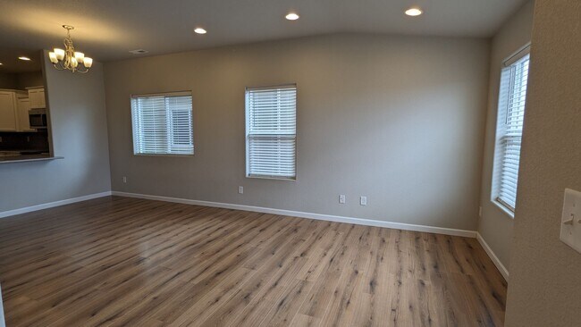 Foto del edificio - NEWER END UNIT TWO STORY TOWNHOME WITH A/C...
