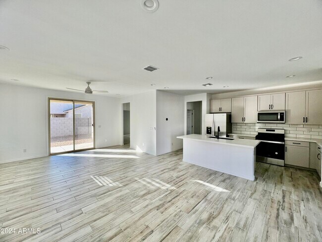 Foto del edificio - 10769 West Garfield Street