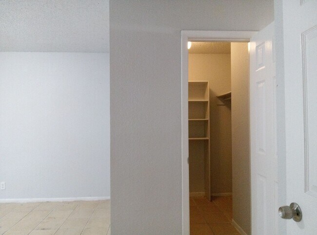 Foto del edificio - Welcoming 2-Bedroom Home in a Quiet Northe...
