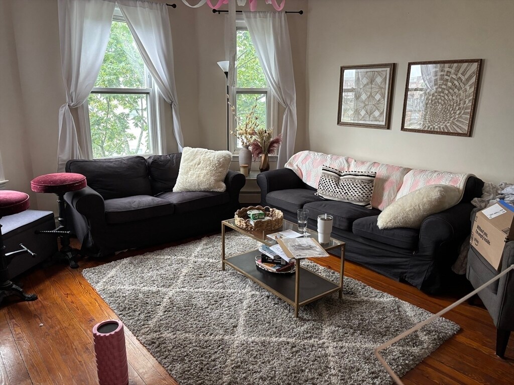 Foto principal - 825 E 2nd St