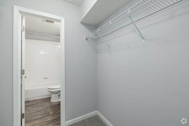 2 habitaciones, 2 baños - 1147 pies cuadrados - Armario principal - Kristopher Woods Apartments