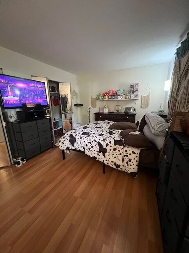 Building Photo - CHARMING ONE BEDROOM ONE BATH CONDO ALL UT...