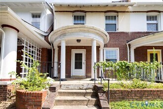 Building Photo - 2302 Maplewood Ave
