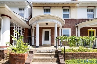 Building Photo - 2302 Maplewood Ave