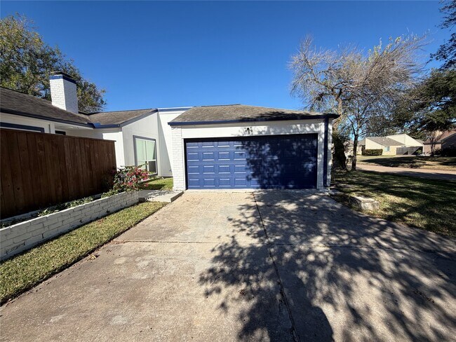 Foto del edificio - 2218 Round Lake Dr