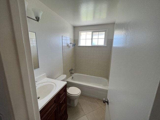 Building Photo - 3 Bed 2 Bath Home!