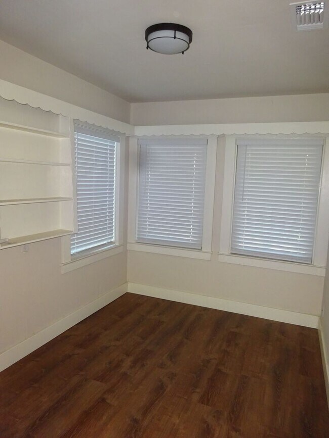 Foto del edificio - 2 bedroom, 1 bath in Land Park