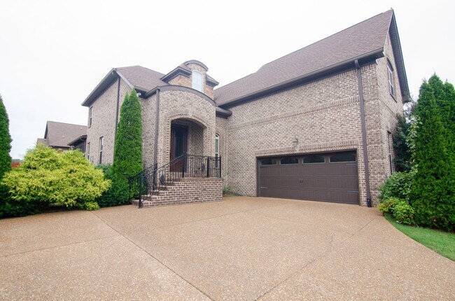 Building Photo - Stunning in Mt Juliet