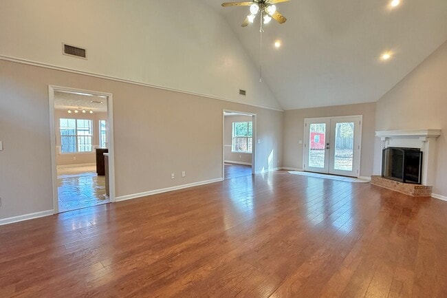 Building Photo - AVAILABLE NOW! (No Pets)