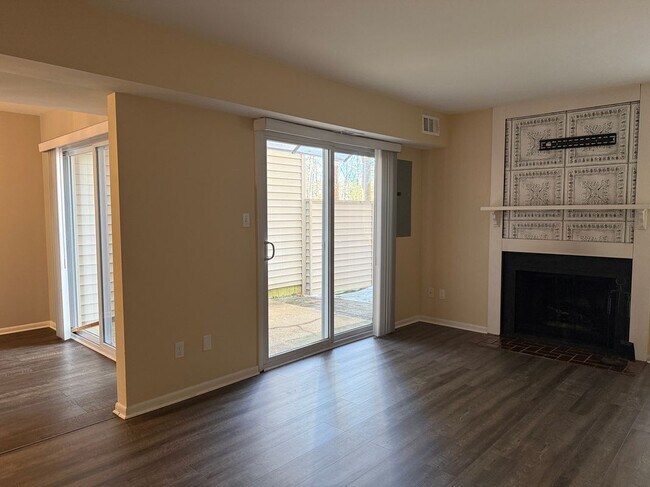 Building Photo - 82 Summer E