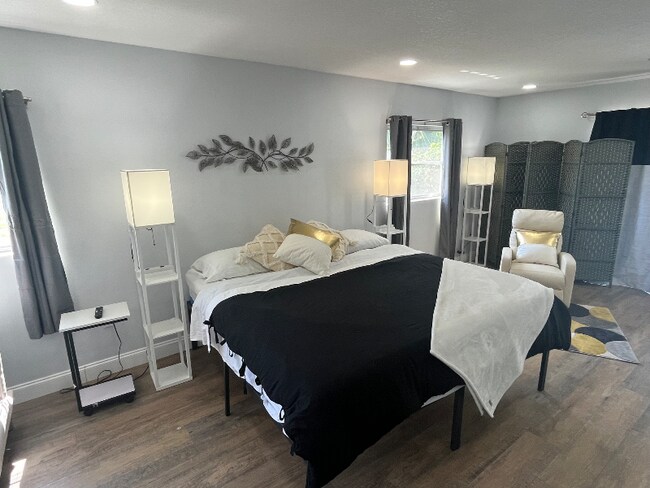 Foto del edificio - 1824 Rock Lake Dr