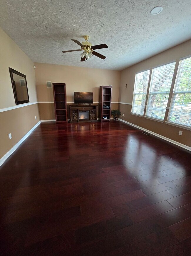 Building Photo - 4 Bedroom Single Family Home in Westfield