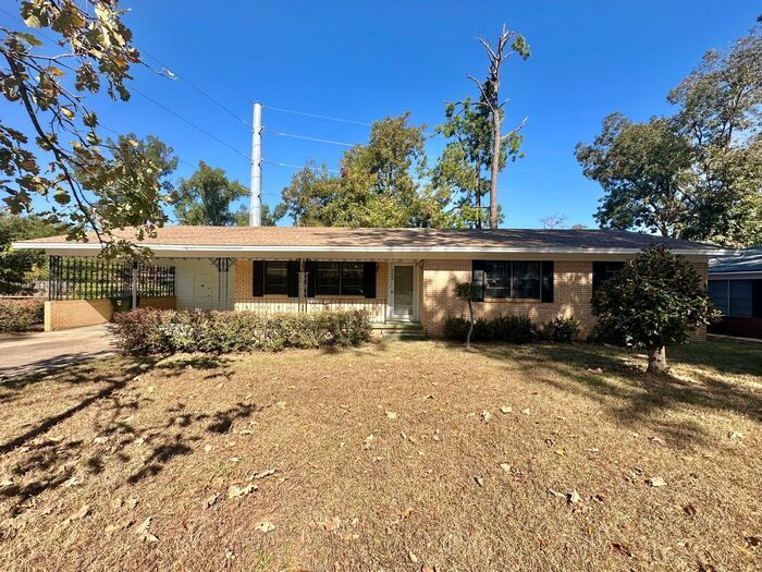 Primary Photo - Beautiful 3 Bedroom- 1.5 bath Home Availab...