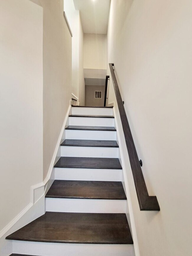 Building Photo - Short Term Lease-Gorgeous 3-Level Townhome...