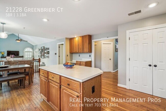 Foto del edificio - 21228 Greenbrier Ct