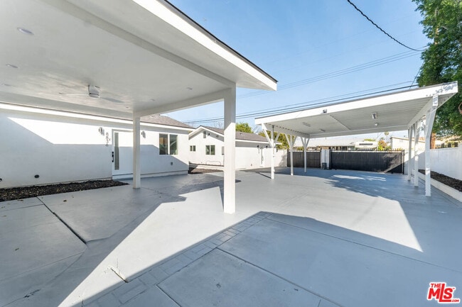 Building Photo - 8836 Hayvenhurst Ave