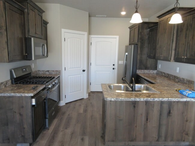 Building Photo - 3 Bedroom - 2.5 bathroom - in the heart of...