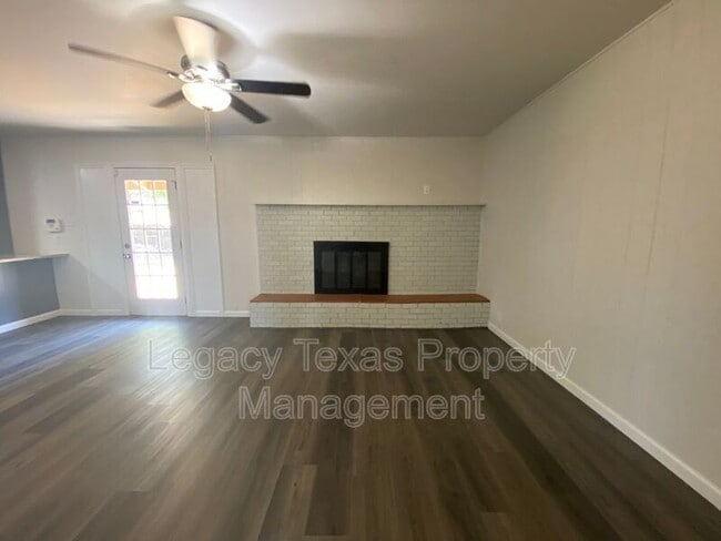 Building Photo - 211 S Nolan River Rd